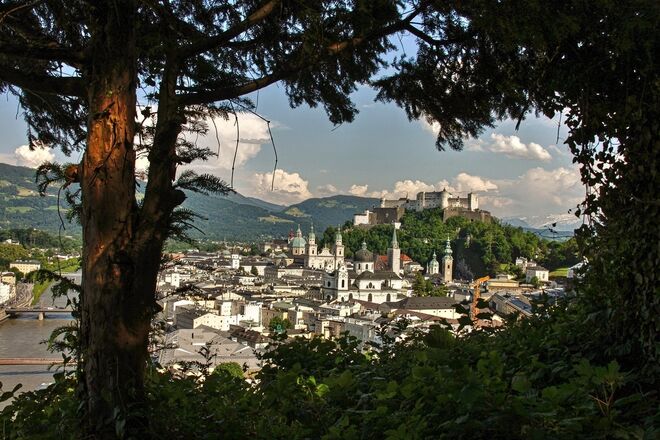 Unsere schöne Altstadt in einem Blätterrahmen 