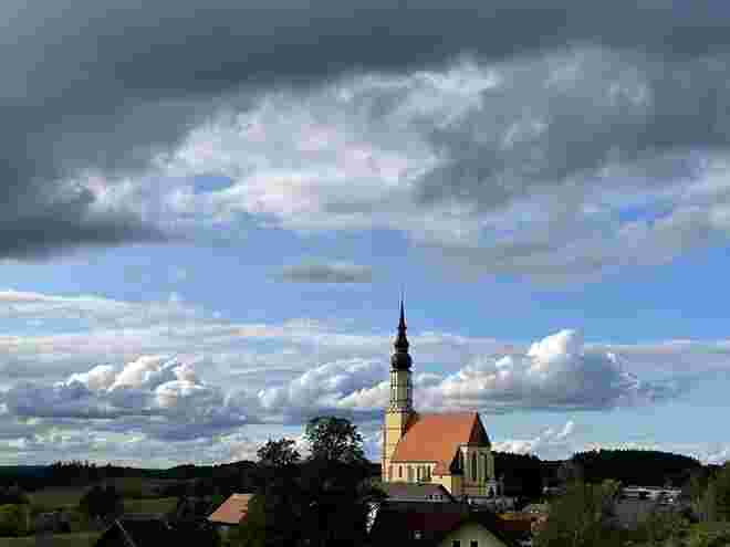 Dräuende Wolken über der Kirche