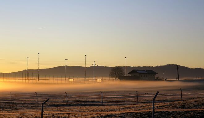 Sportplatz im Nebel