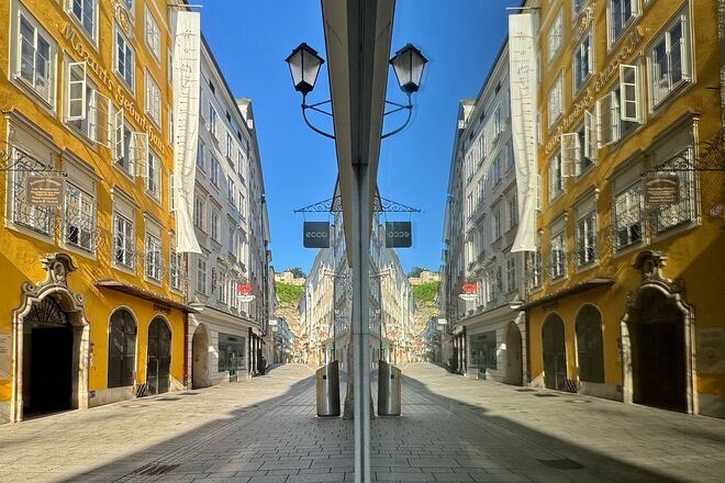 Mozarts Geburtshaus im Schaufenster gespiegelt