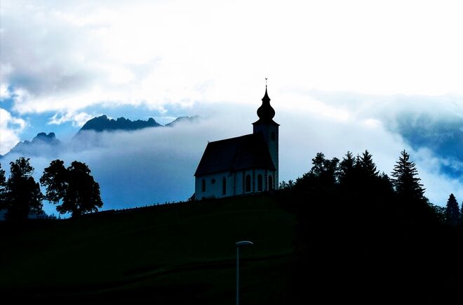 Kircherl vor morgendlicher Traumkulisse