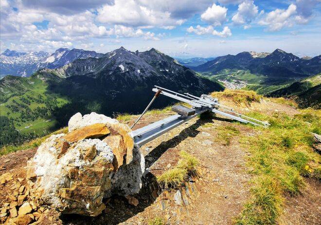 Umgestürztes Gipfelkreuz