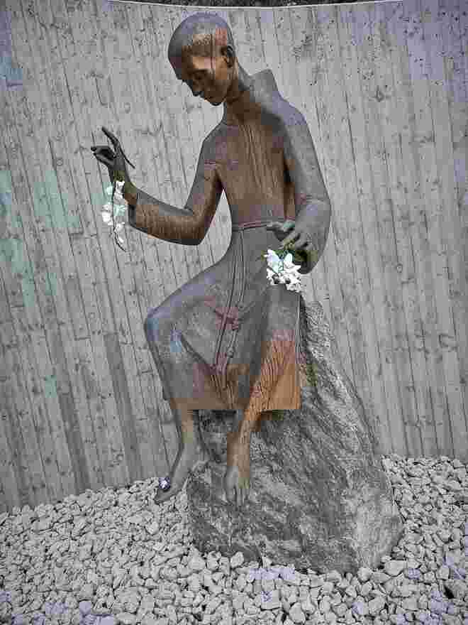Elegante Statue am Thumsee