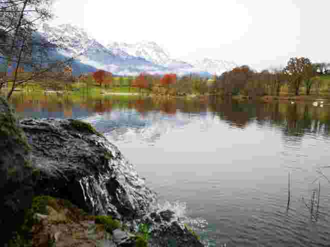 Eine kleine Quelle plätschert in den herbstlichen Ritzensee
