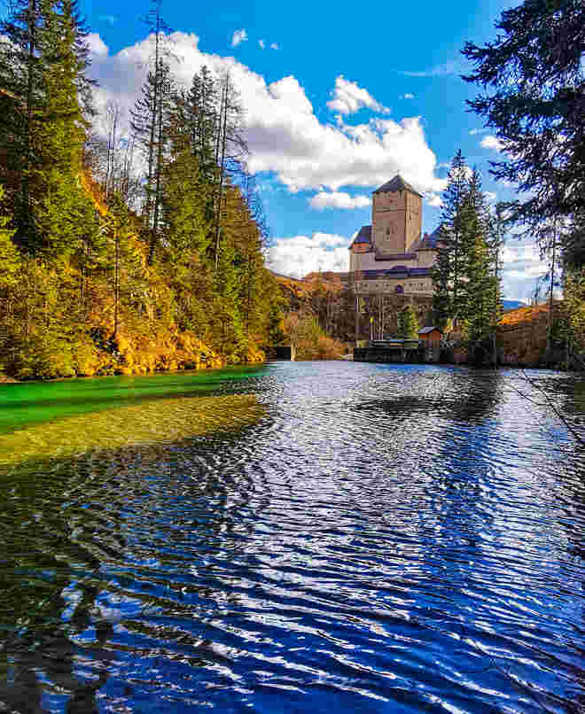 Burg Mauterndorf im Herbstkleid 