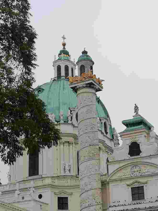 Kirchenschmuck: goldene Adler, graue Tauben 