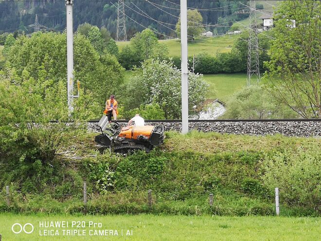 Mähroboter am Bahndamn