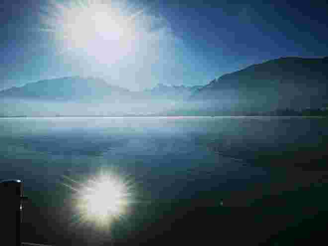 Sonne See und Berge