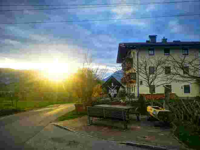 Die letzten Sonnenstrahlen verabschieden den Frühlingstag in Saalfelden 