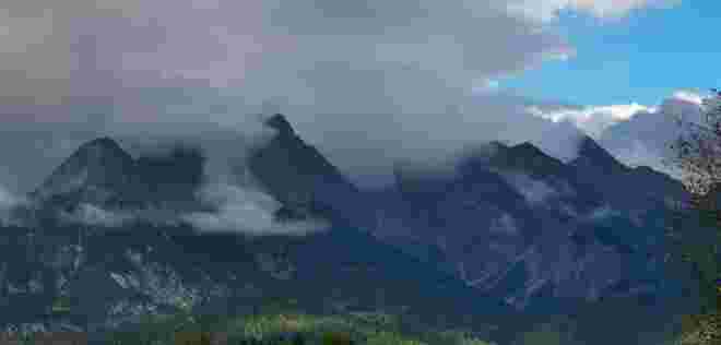 Wolkenlawine schiebt sich in Tal