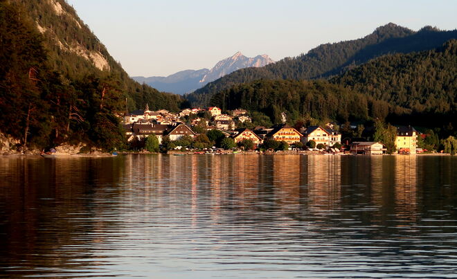 Die Abendsonne wirft ihre Strahlen auf Fuschl
