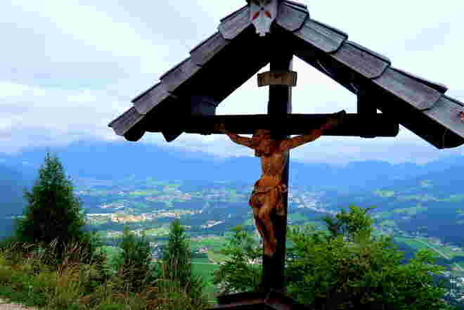 Gipfelkreuz mit Jesus aus Holz geschnitzt auf dem Grünstein.