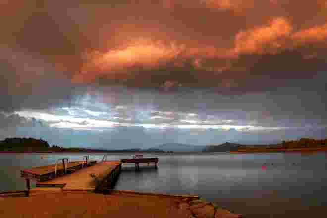 Faszinierende Wetterstimmung am Wallersee bei Sonnenuntergang