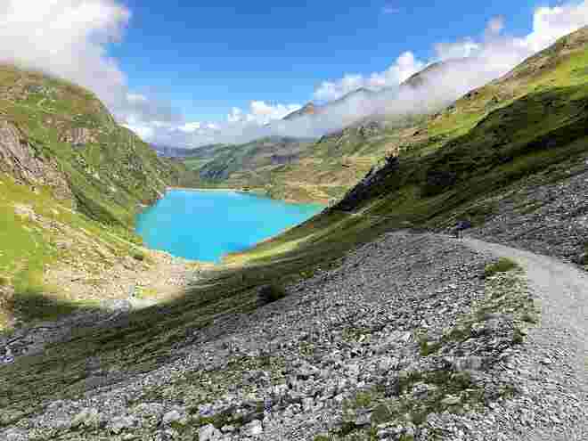 Speicherteich in blau und grün
