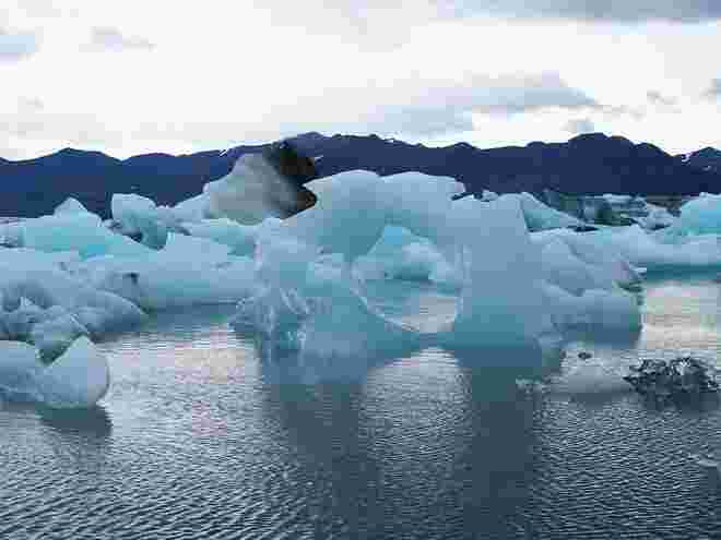 Eisskulpturen im Meer