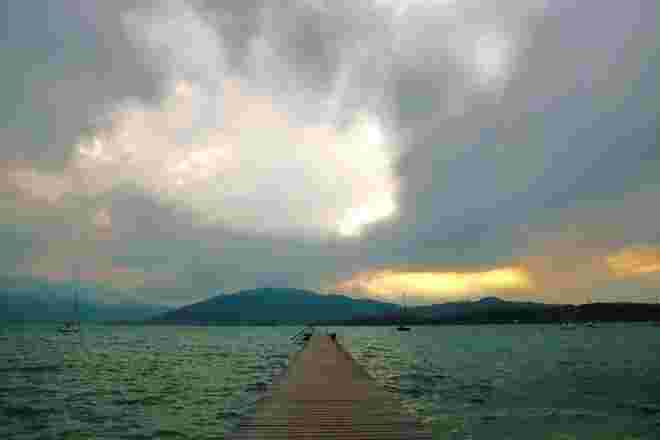 Sturm und Lichtfenster am See