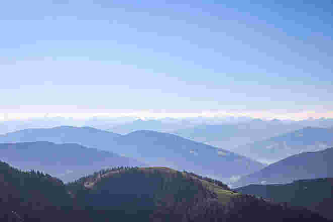 Schichten blauer Berge verblassen in der Ferne..