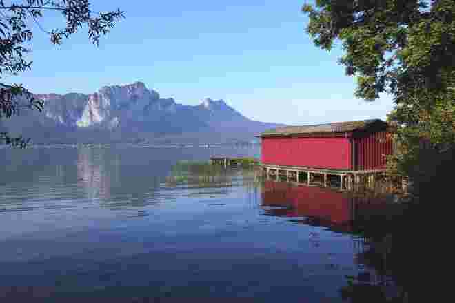 Rote Hütte am See