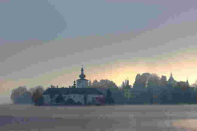 Im diesigen Abendlicht