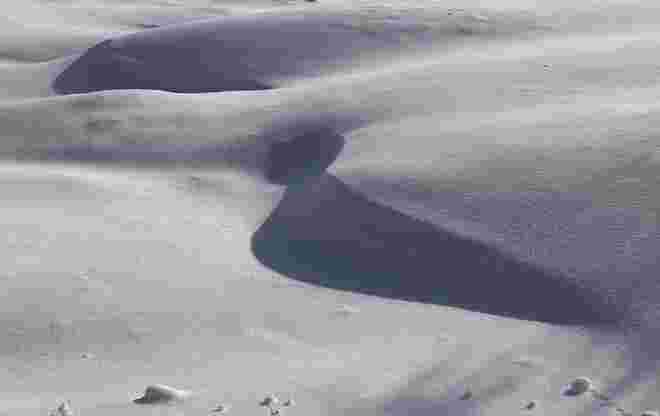 Ein Schneegespenst huscht übers Feld