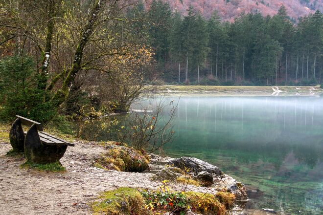 Zarte Nebelschleier bedecken heute mittag den oberen Bluntausee