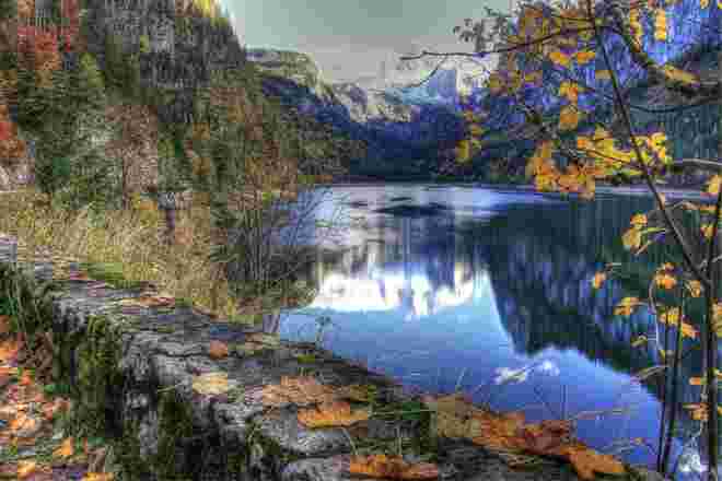 Herbststimmung beim vorderen Gosausee mit Blick auf den Dachstein 