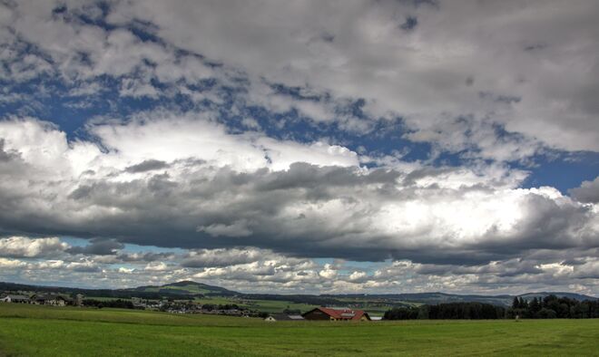 ... ein paar kleine Wolkerl über Seekirchen :-)