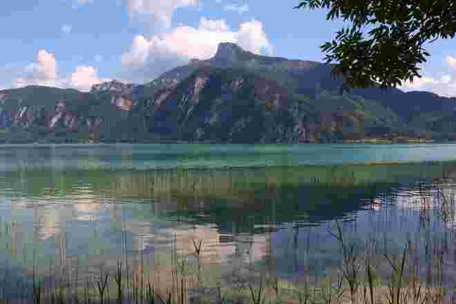 Schafberg - gespiegelt im karibikblauen Mondsee
