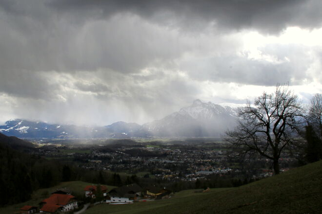 Regen über Salzburg mit kleinen Sonnenfenstern