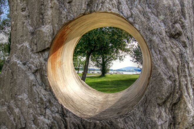Blick aus der Schlüsselloch- Perspektive auf das Strandbad Seekirchen am Morgen 