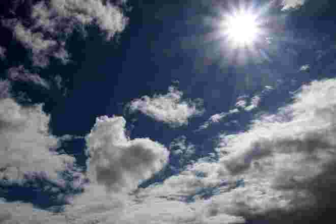 Sonne mit Herz am blauen Himmel  <3