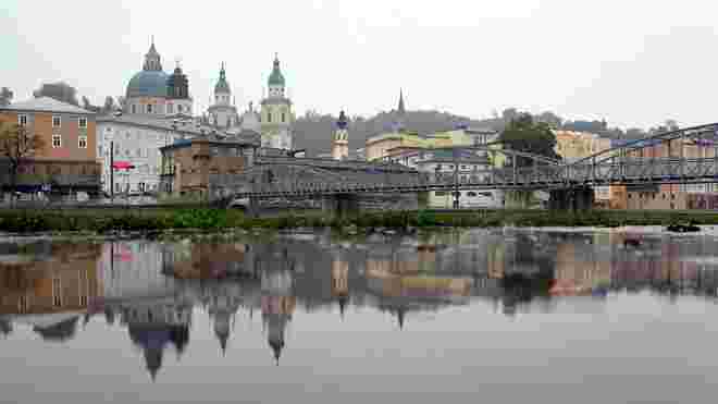 Der Regen zerstört das Spiegelbild