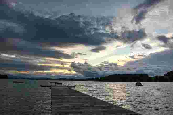 Heute gab es eine schöne Wolkenstimmung beim Sonnenuntergang in Neumarkt am Wallersee