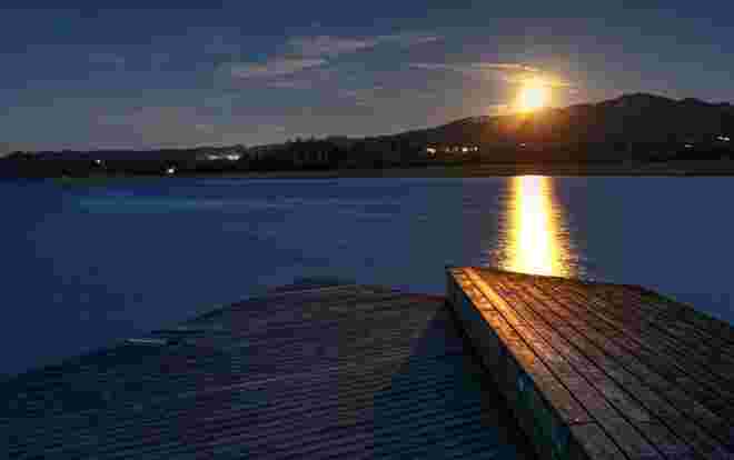 Der heutige Vollmond beim Strandbad Seekirchen