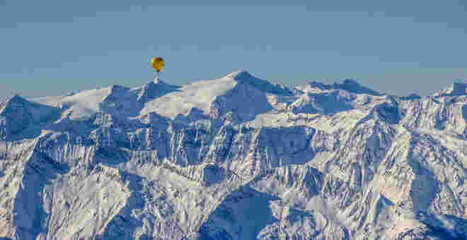 Ein Heißluftballon über dem Großvenediger