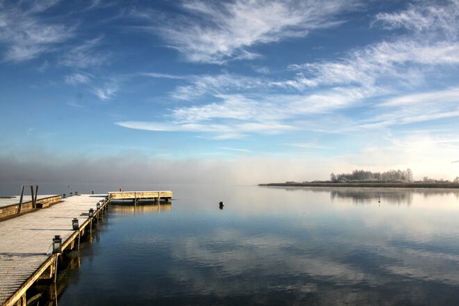 Der Wallerseesteg  an einem frostigen Wintermorgen