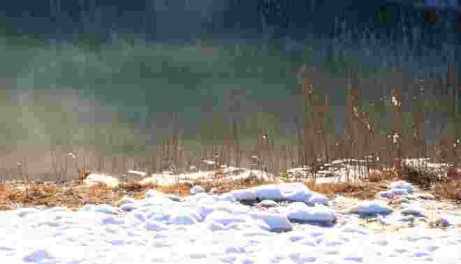 Dampfendes Winterwasser