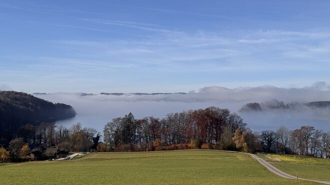 Der Mattsee unter einer Nebeldecke 