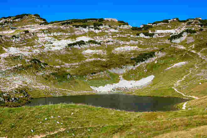 Vor uns der Augstsee... 