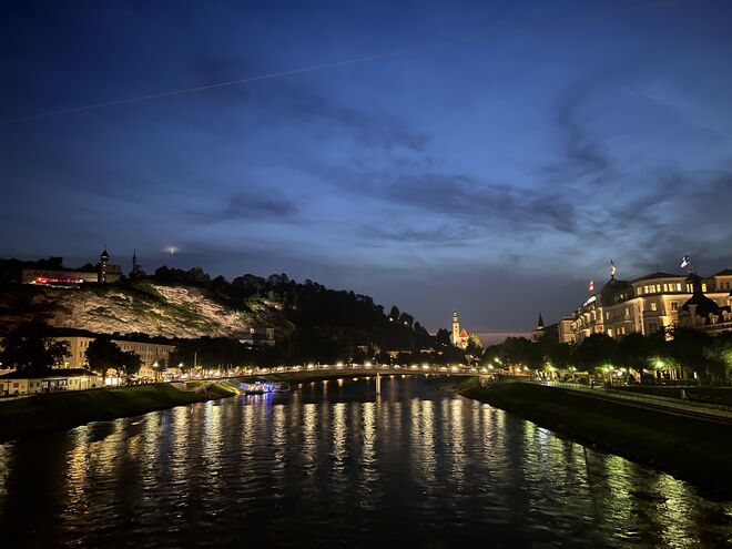 Stadt Salzburg bei Nacht 