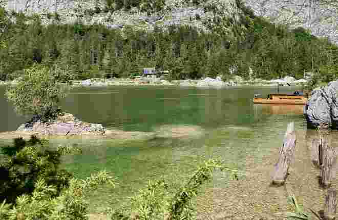 Felsen, Wald und See