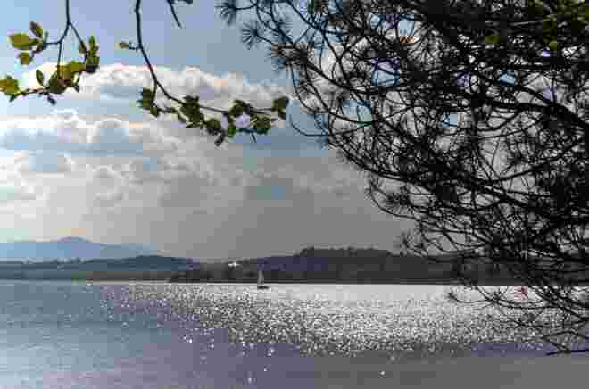 Abendglitzer mit Boot am Wallersee 