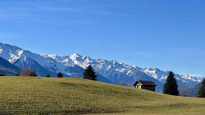 Weisse Gipfel blauer Himmel