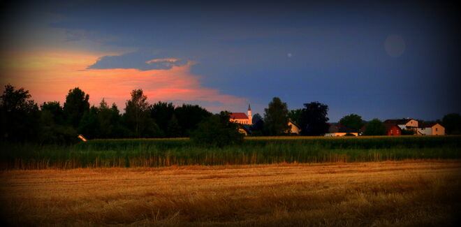 "DUNKLE KIRCHENWOLKEN"