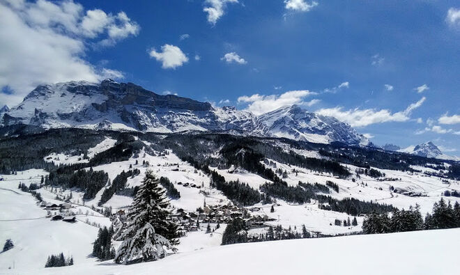 Abtei und die Kreuzkofelgruppe im Mai