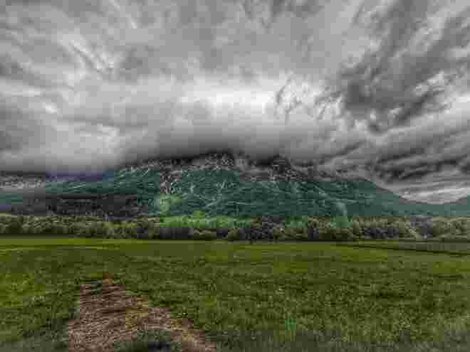 Grimmige Wolken vor dem Grimming