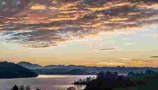 Dramatische Wolkenstimmung über dem Mattsee
