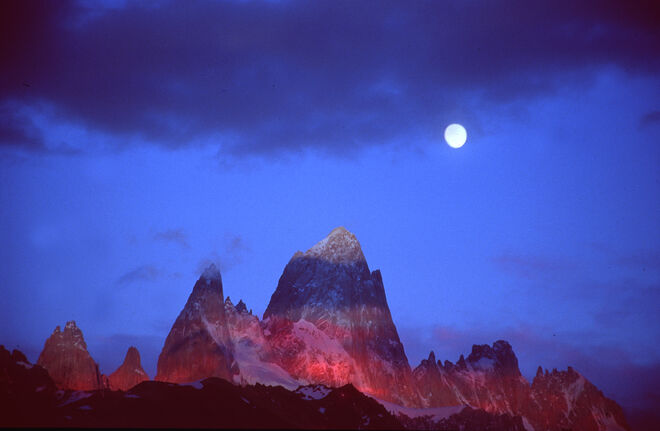 Der Mond über dem Mount Fiz Roy