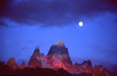 Der Mond über dem Mount Fiz Roy