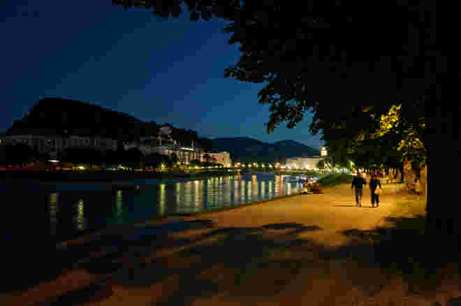 Nächtliches Lustwandeln am Salzachufer